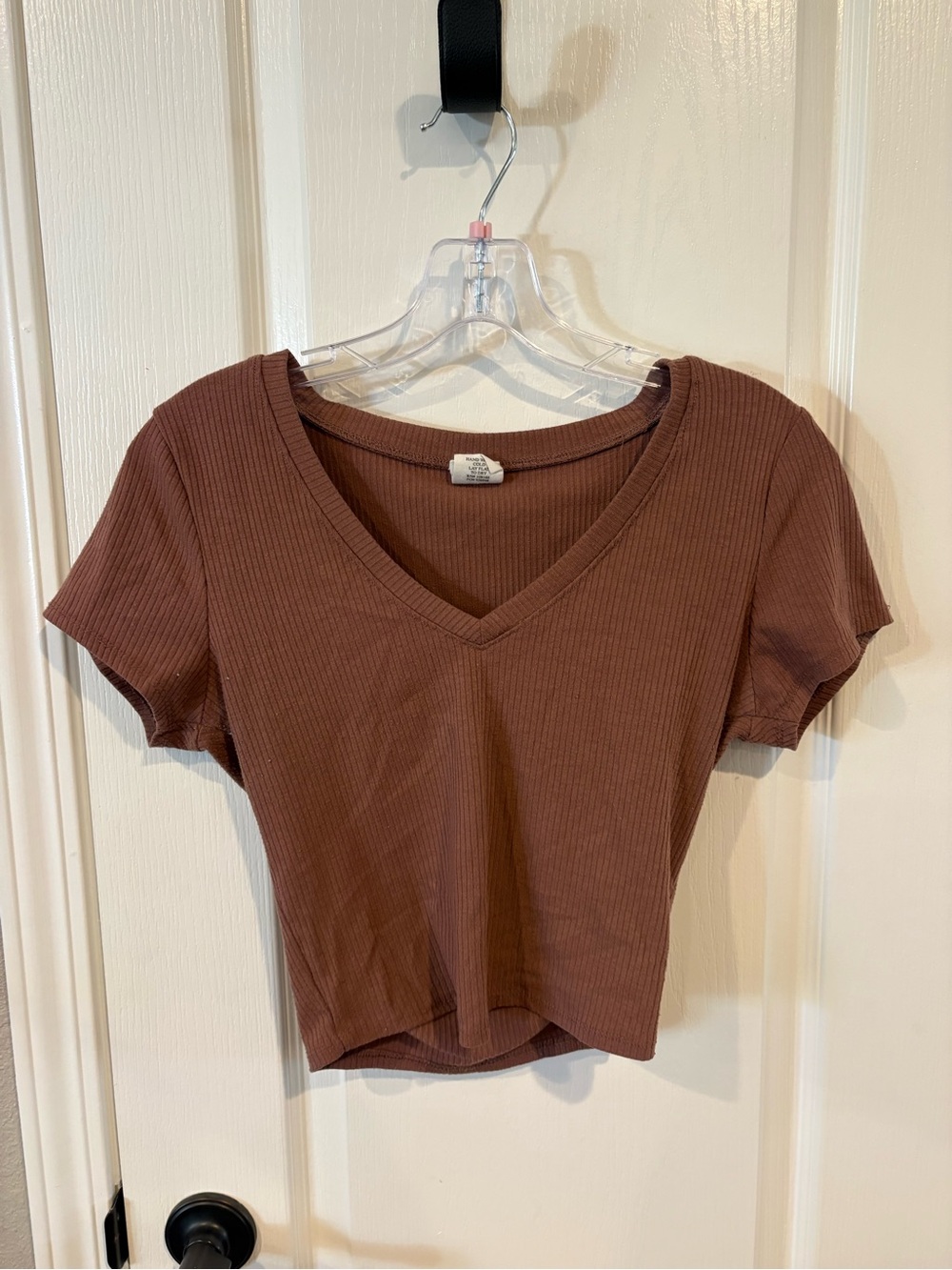 Ribbed V-Neck Cropped Tee in Brown